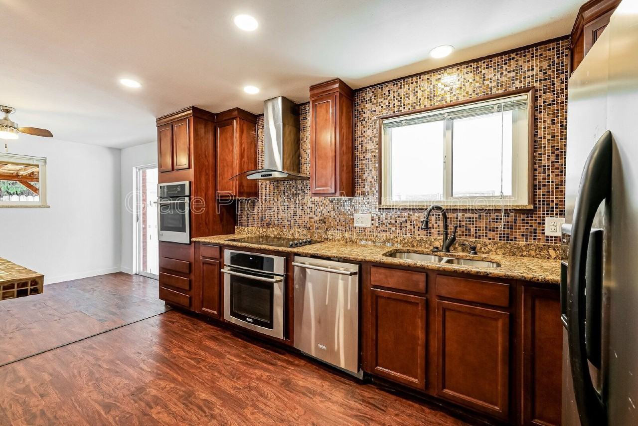 287 Troy St - Photo 6 of 18