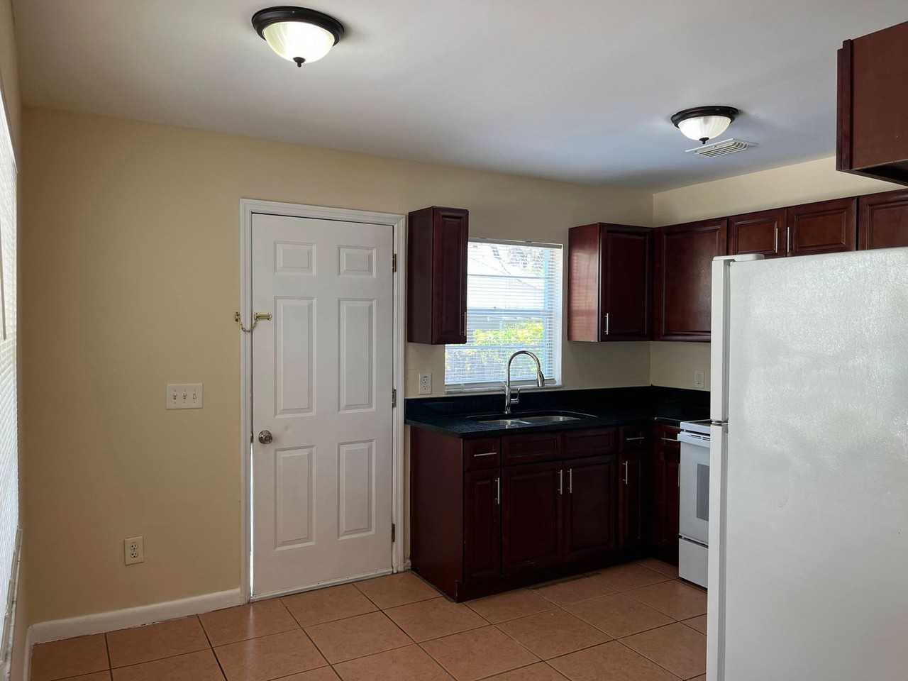 300 Orange Ave #B - Photo 3 of 11