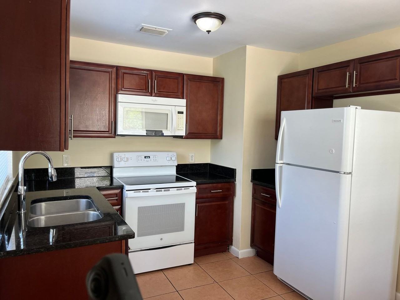 300 Orange Ave #B - Photo 4 of 11