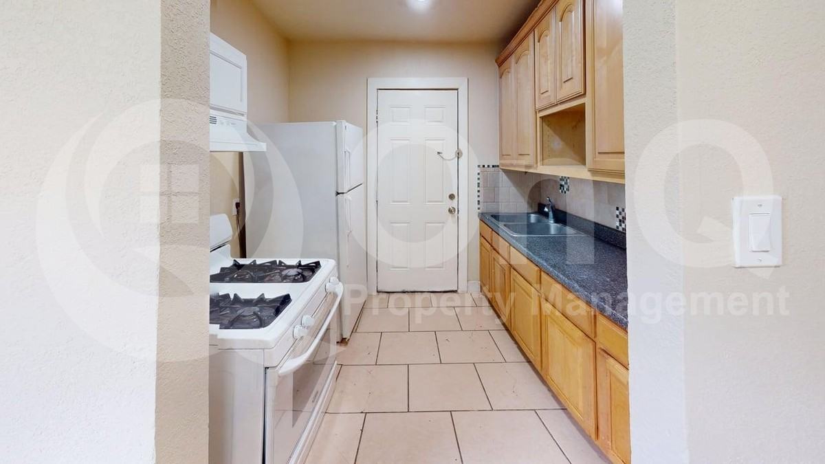 2640 Berryhill Dr - Photo 4 of 20