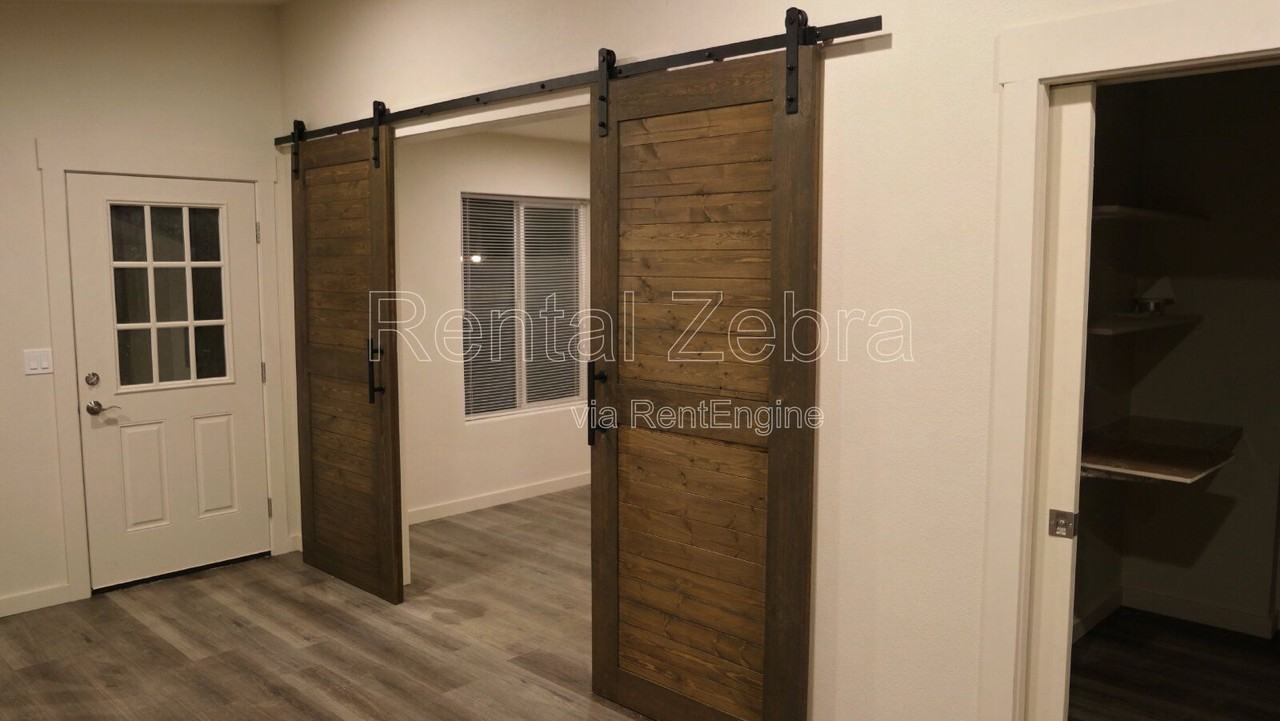 374 Se Garner St - Photo 5 of 32