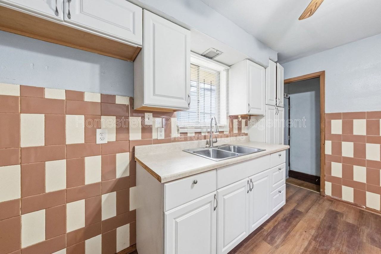 2301 Belleview Ave - Photo 7 of 22