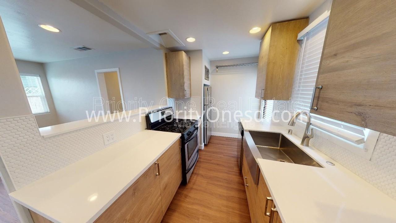 4766 Bermuda Ave - Photo 4 of 22