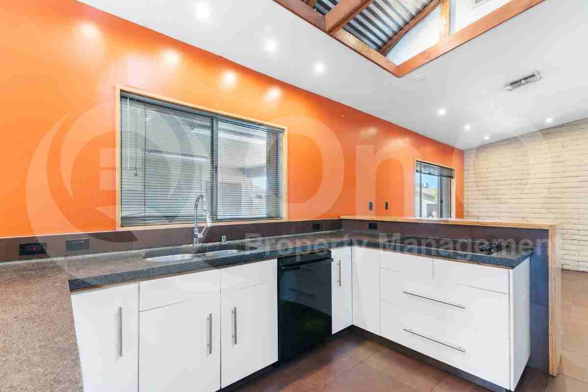 3907 S Farmer Ave - Photo 4 of 28