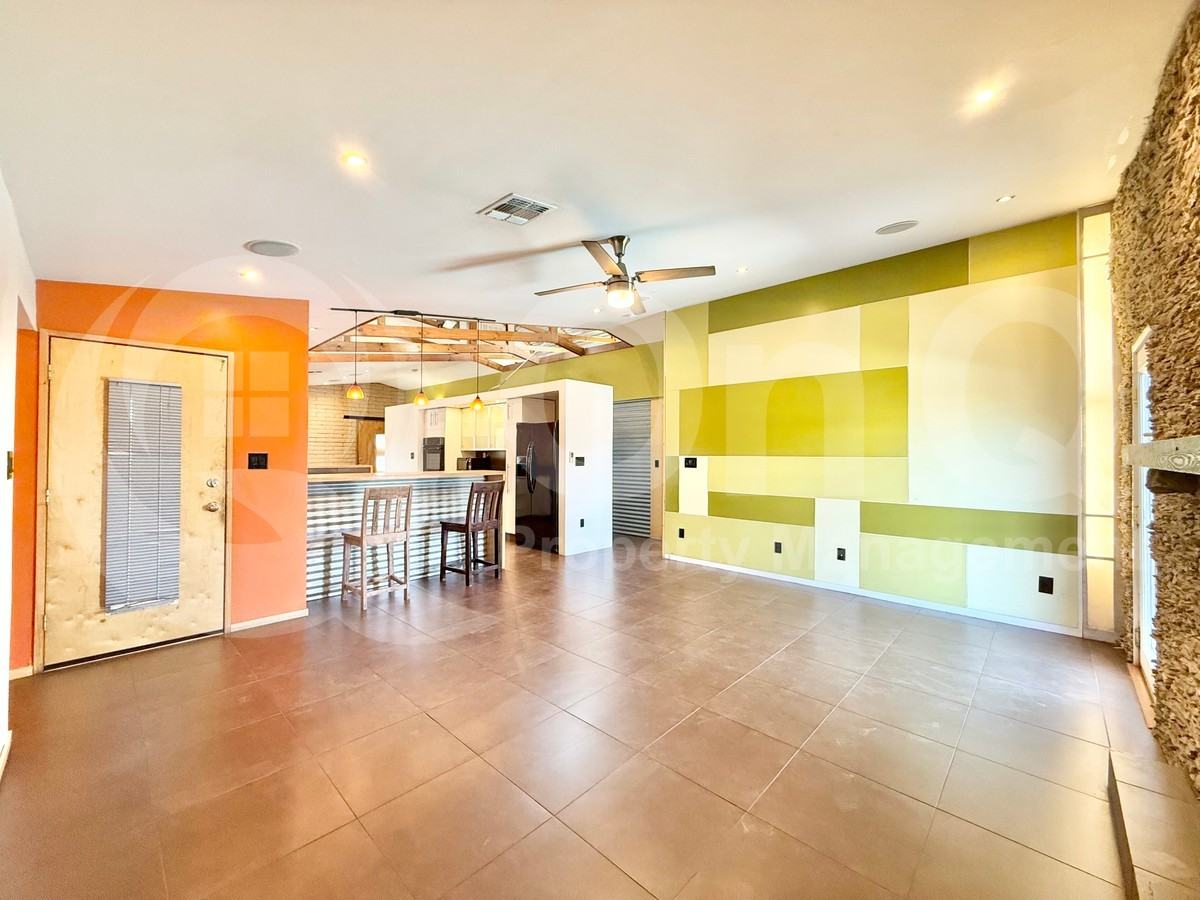 3907 S Farmer Ave - Photo 7 of 28