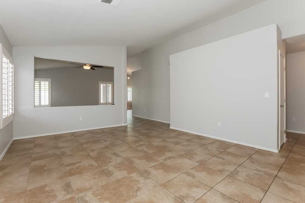 323 N Ocean Dr - Photo 3 of 16