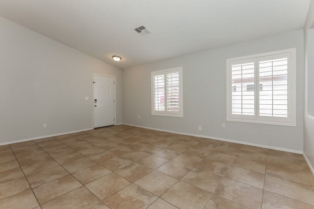 323 N Ocean Dr - Photo 4 of 16