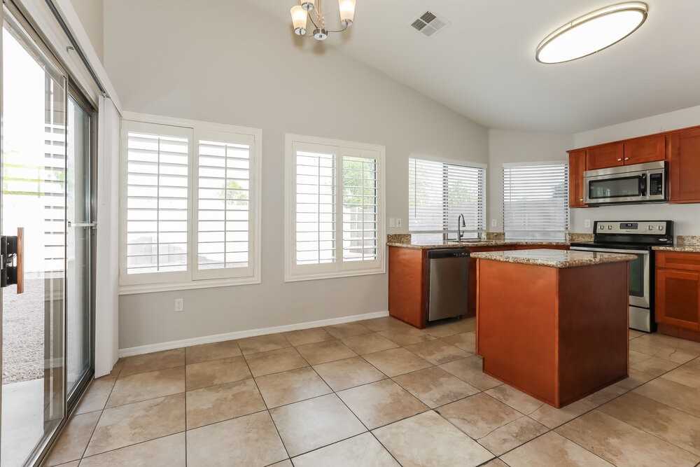 323 N Ocean Dr - Photo 6 of 16
