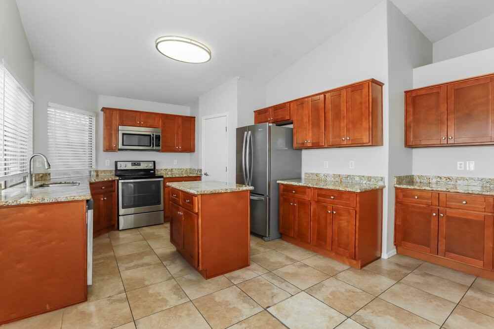 323 N Ocean Dr - Photo 7 of 16