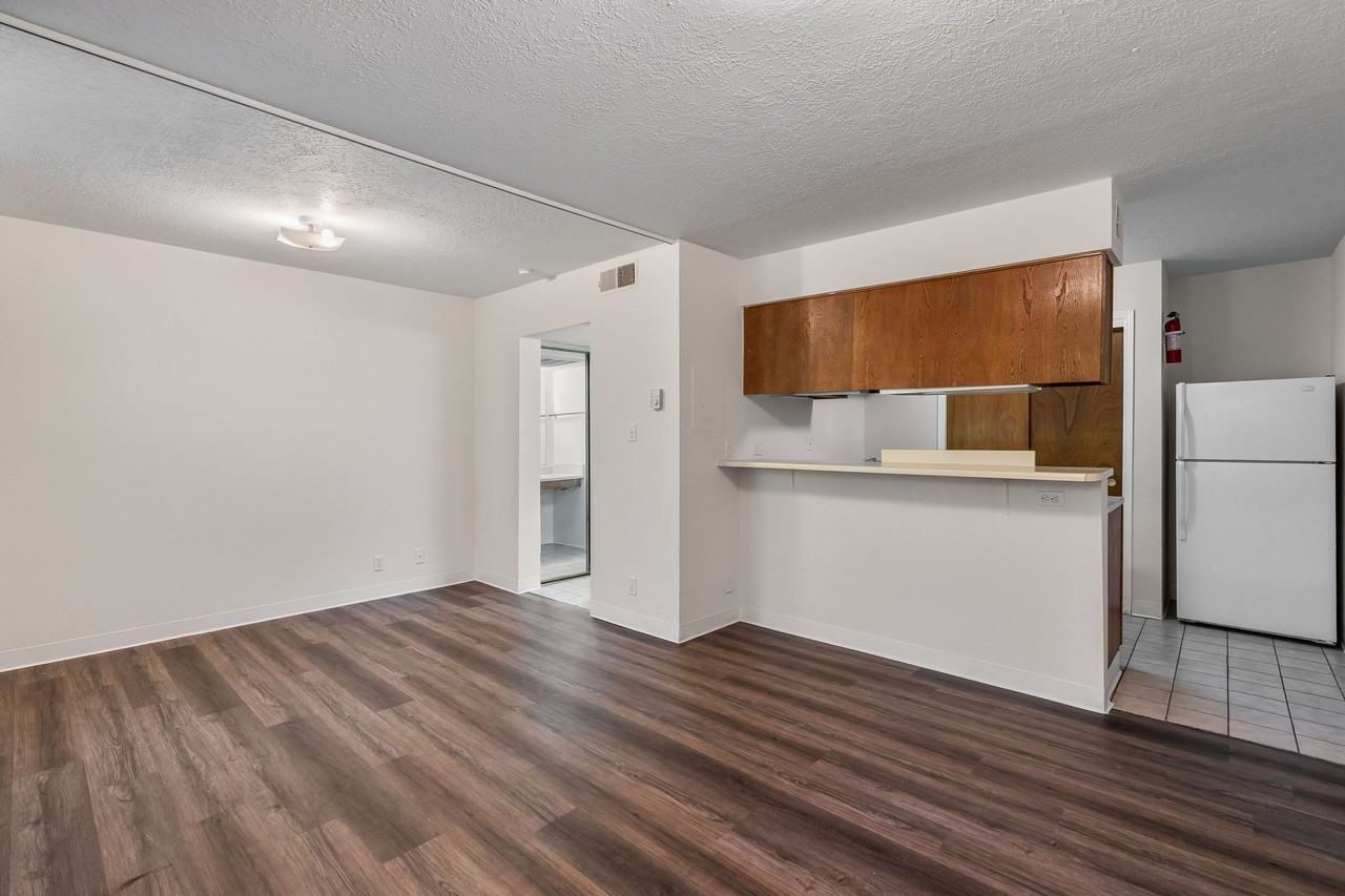 FREE UTILITIES!!   GREAT VIBES!! - Photo 2 of 50