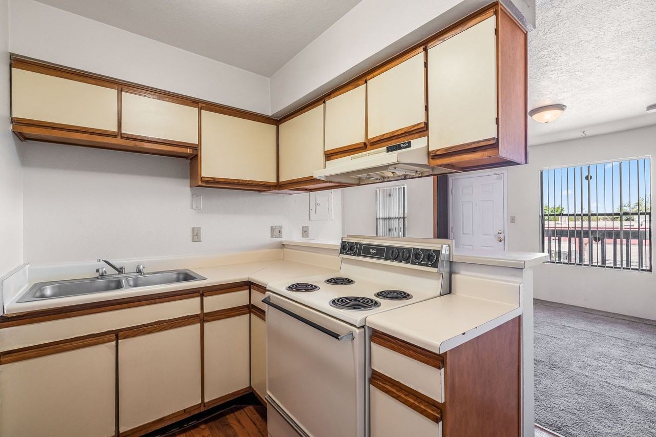 FREE UTILITIES!!   GREAT VIBES!! - Photo 3 of 50