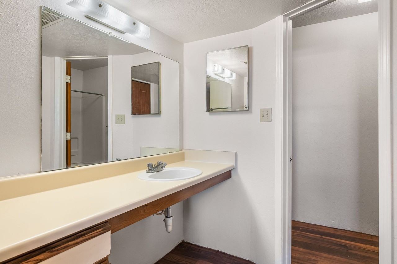 FREE UTILITIES!!   GREAT VIBES!! - Photo 7 of 50