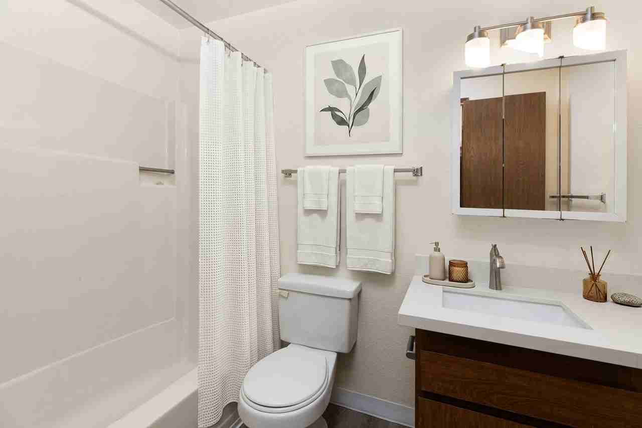 Imperial Crown Manor - Photo 6 of 19