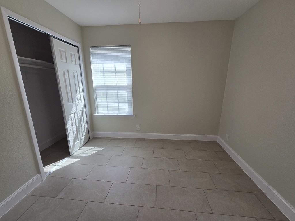 520 E Tyler St - Photo 5 of 24