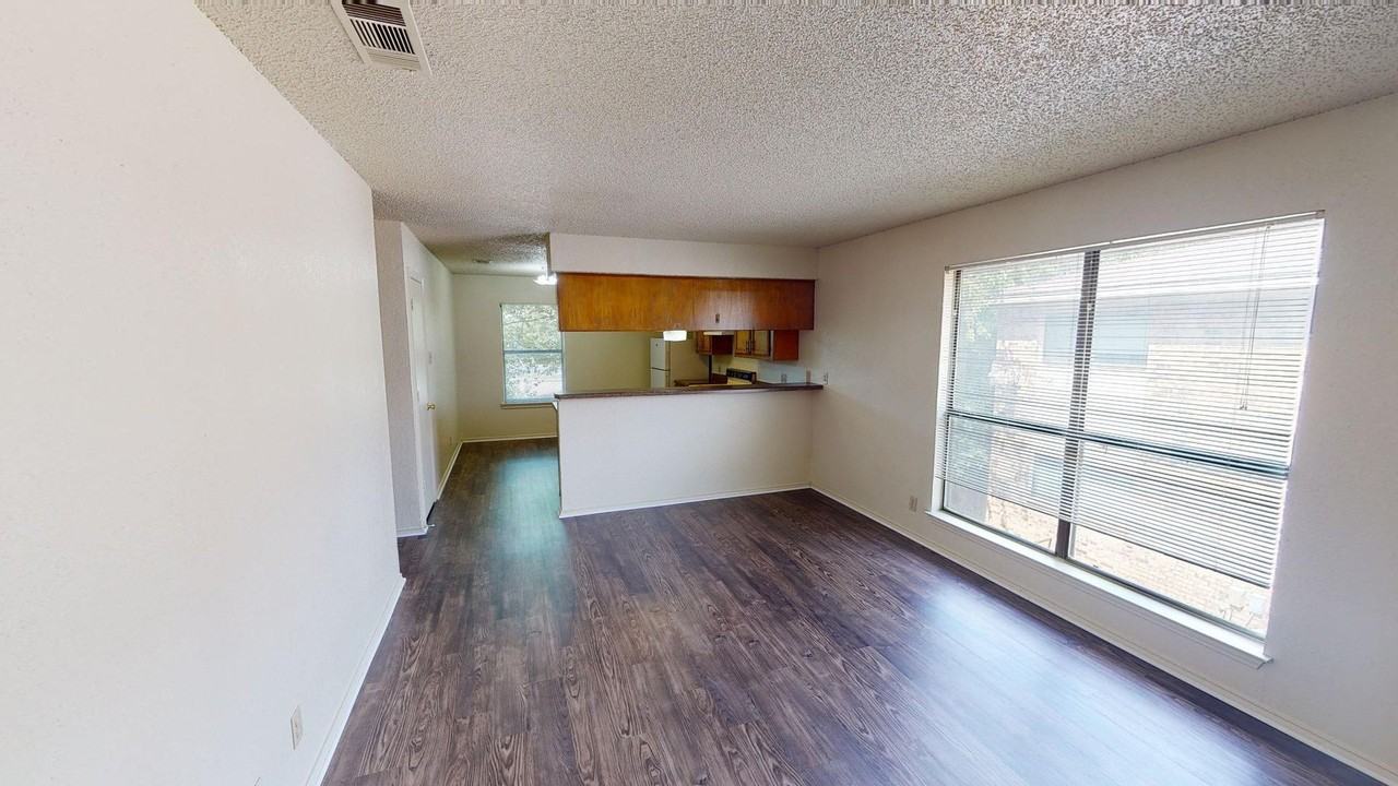 Prairie Oaks Apartments - Photo 5 of 7