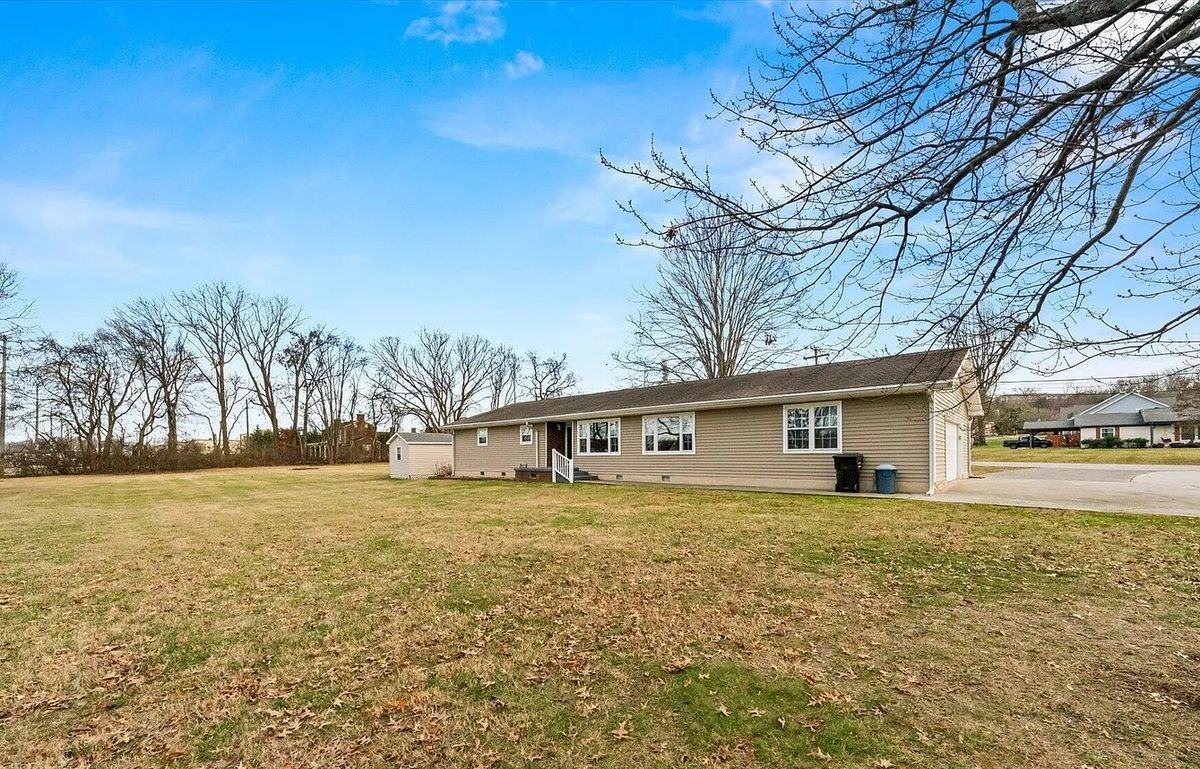 100 Essex Dr - Photo 2 of 17
