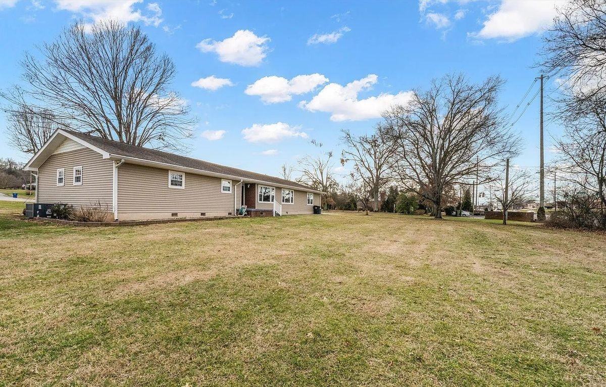 100 Essex Dr - Photo 3 of 17