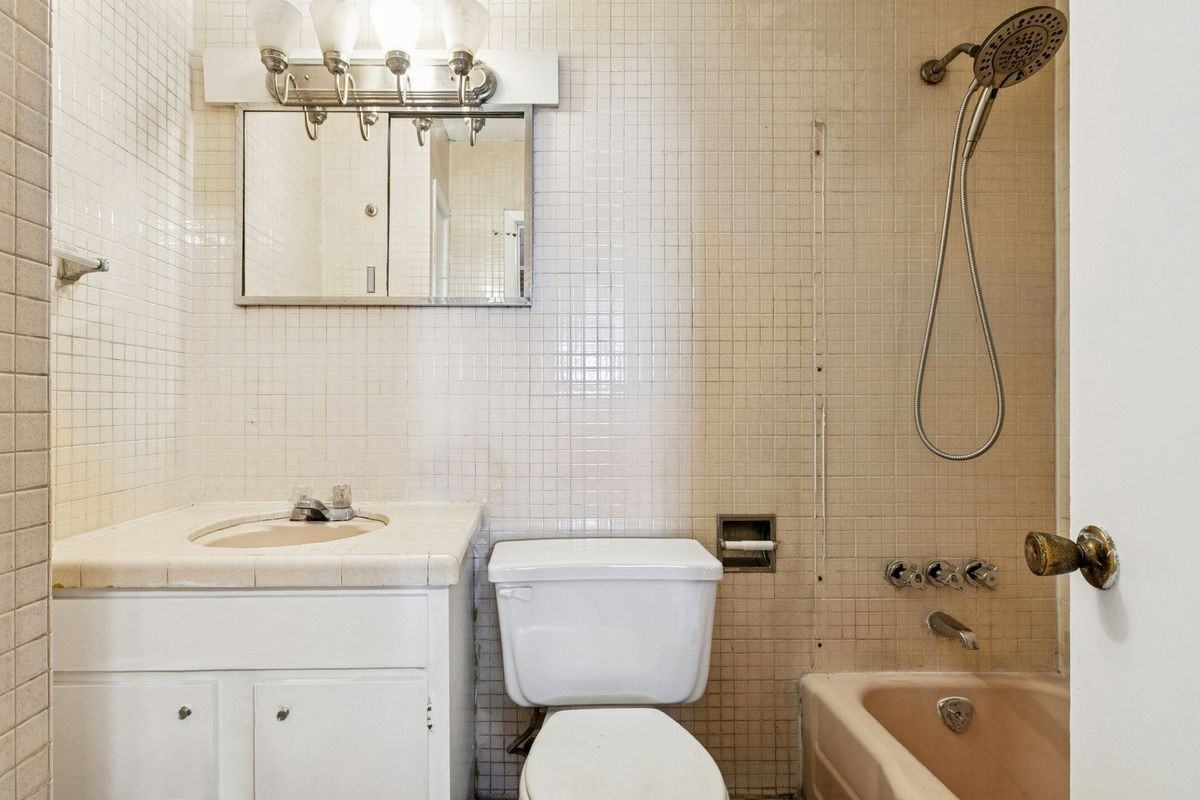 807 Bourbon St - Photo 4 of 5