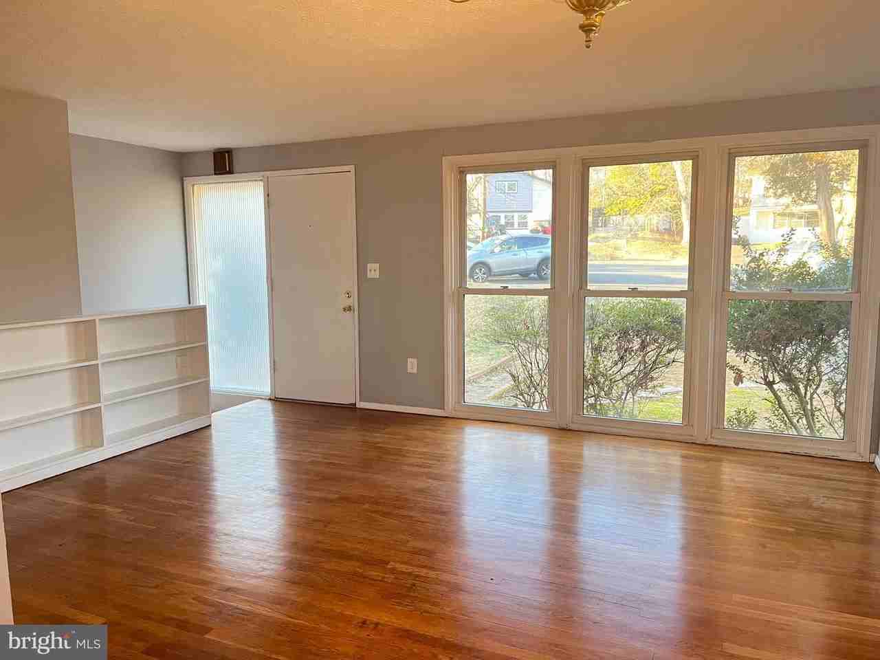 6323 Fenton Ct - Photo 7 of 32