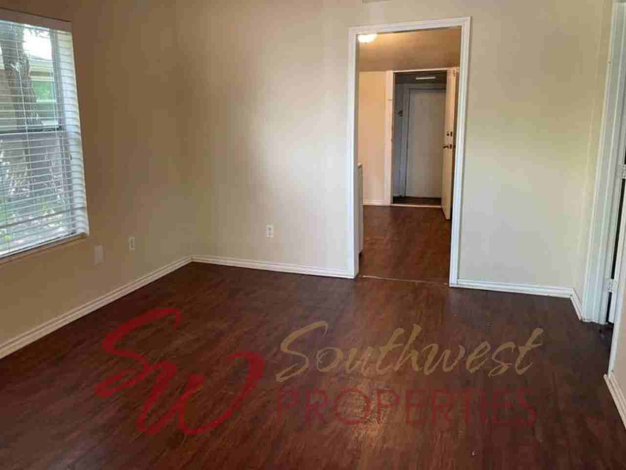 1004 N Clinton St - Photo 2 of 5