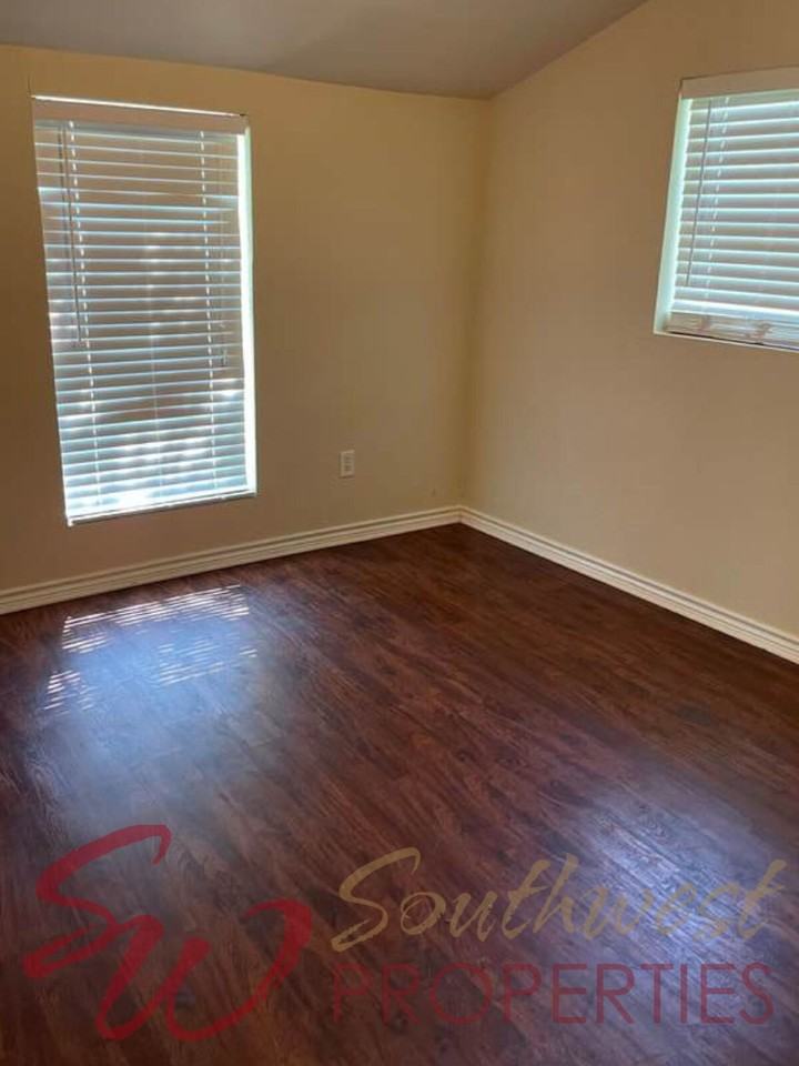 1004 N Clinton St - Photo 3 of 5