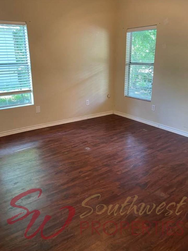 1004 N Clinton St - Photo 4 of 5