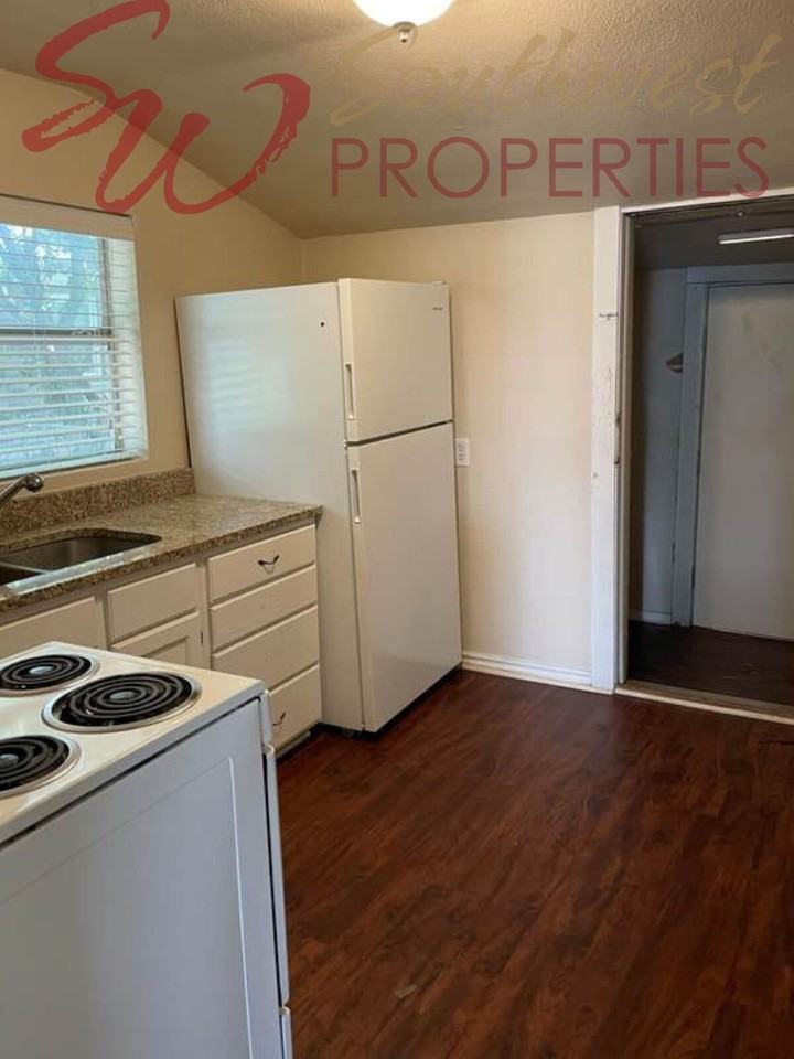 1004 N Clinton St - Photo 5 of 5