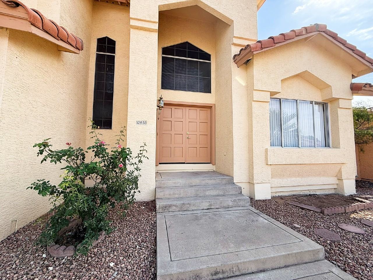 10933 W Cottonwood Ln - Photo 3 of 38