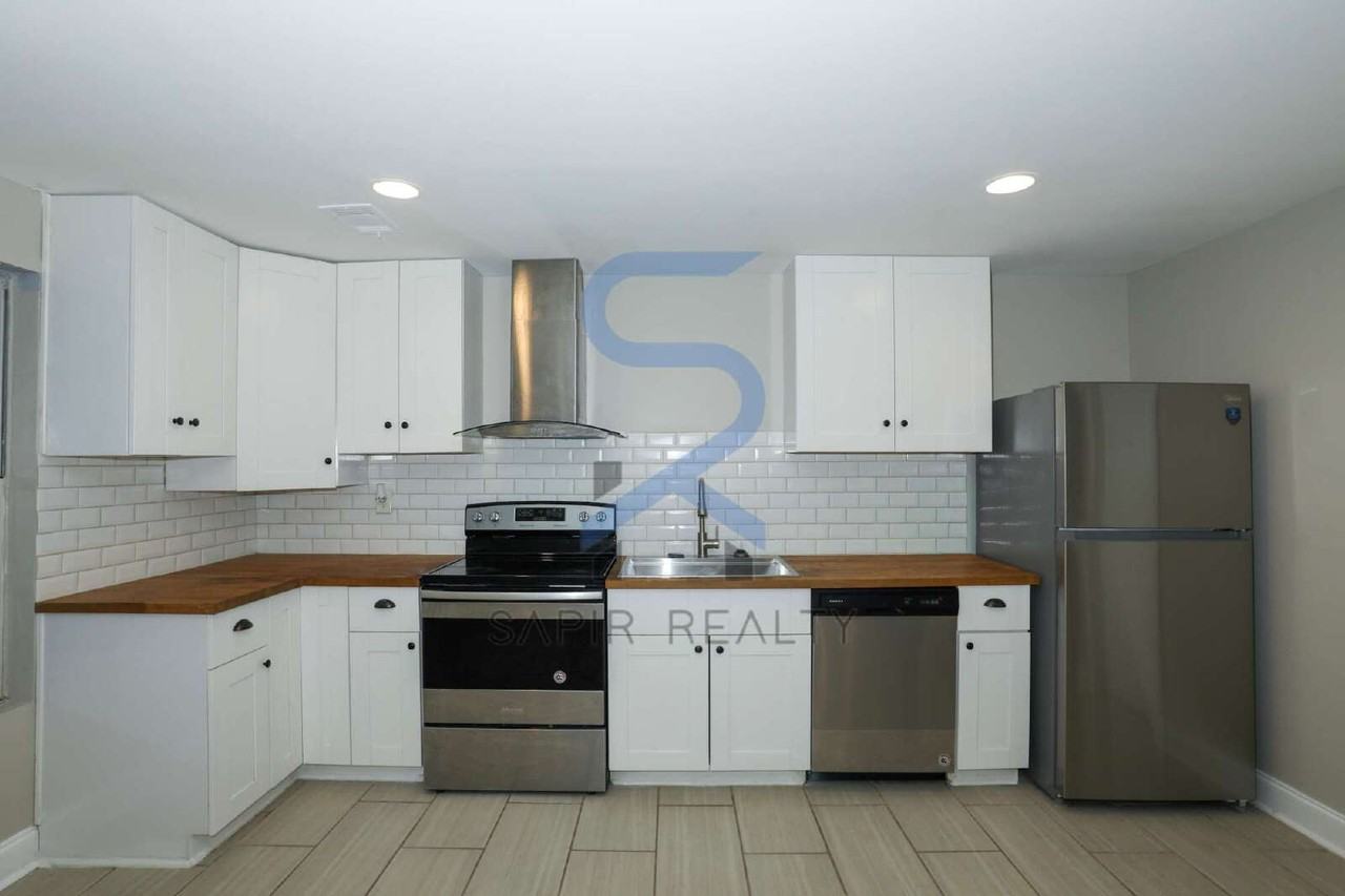 6581 Wellington Sq #B - Photo 3 of 11