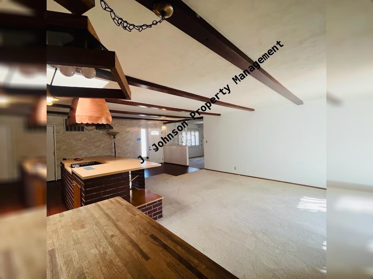 364 E Beverly Pl - Photo 4 of 15