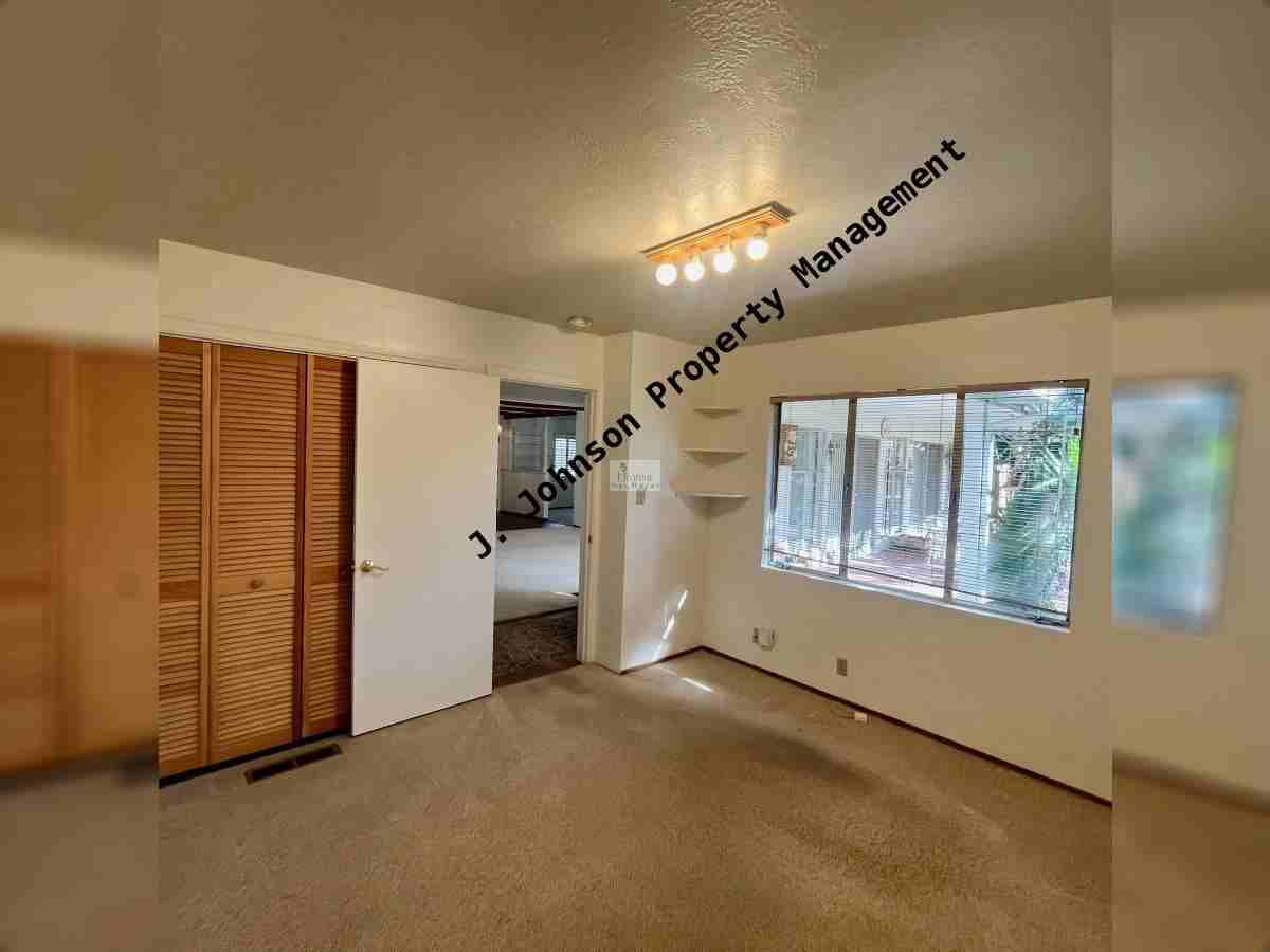 364 E Beverly Pl - Photo 5 of 15