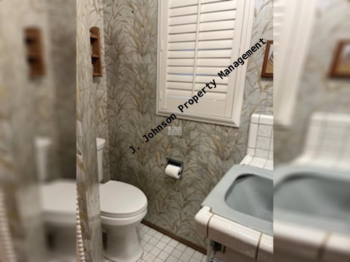 364 E Beverly Pl - Photo 7 of 15