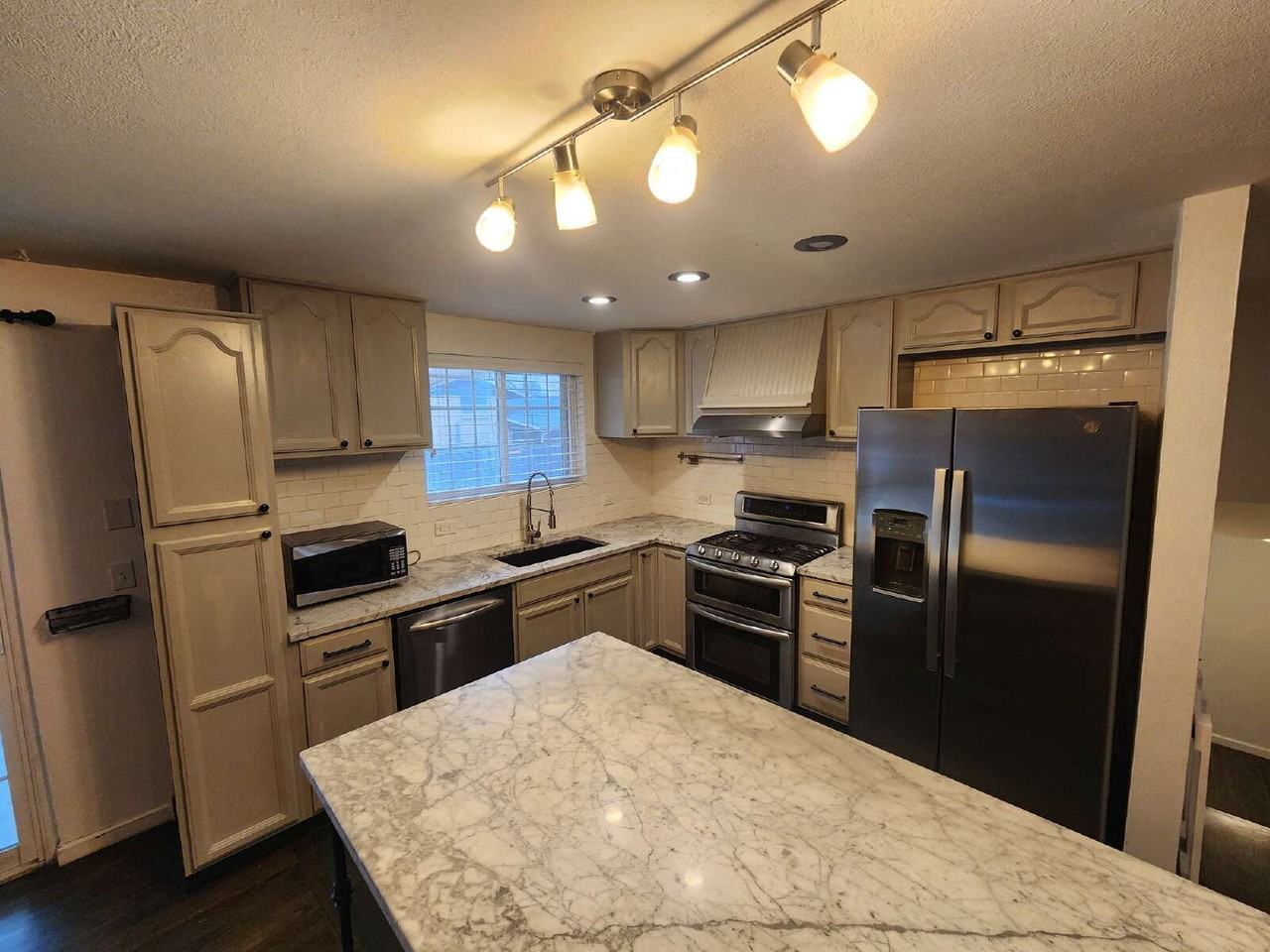 1547 S Jamaica St - Photo 7 of 42