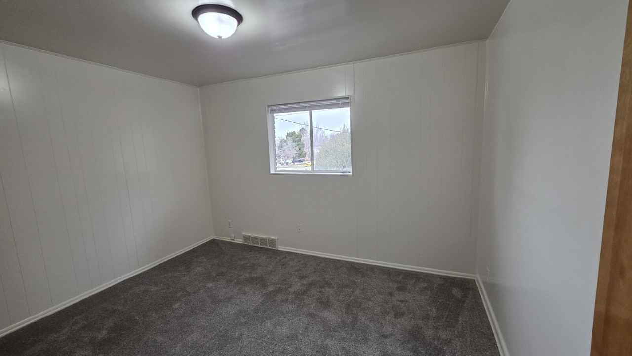 1060 36th St - Photo 3 of 12