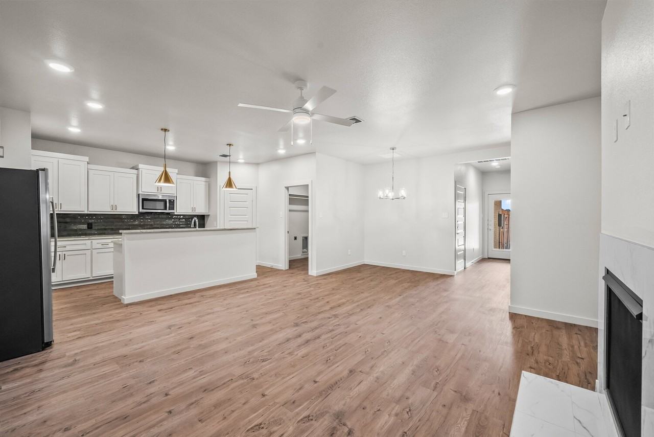 10918 Albany Ave - Photo 5 of 21