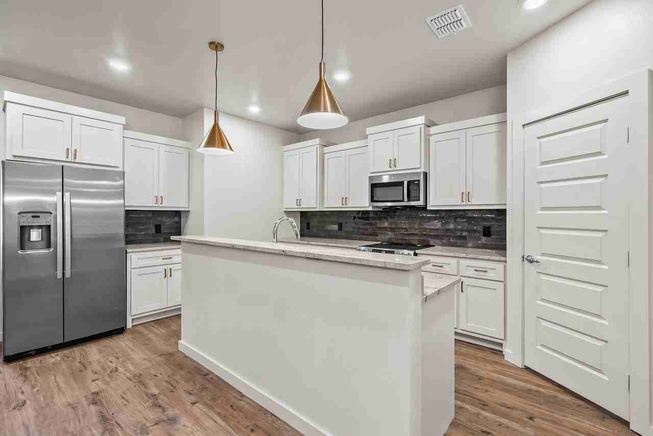 10918 Albany Ave - Photo 6 of 21