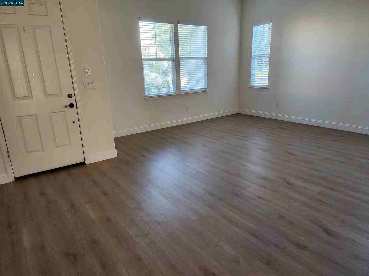 439 Collis St - Photo 3 of 11