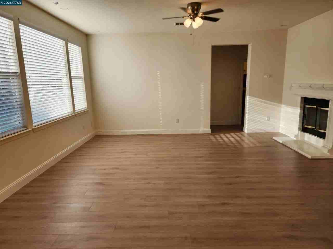 439 Collis St - Photo 5 of 11