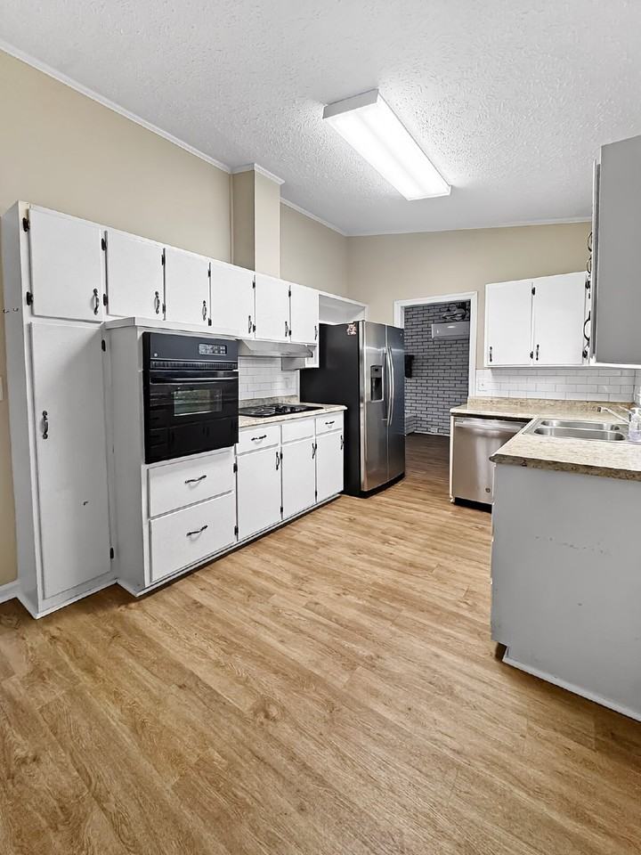 1527 Hollywood Ave - Photo 3 of 15