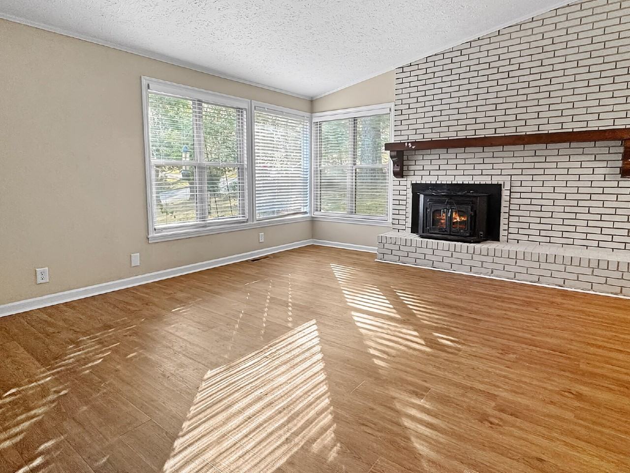 1527 Hollywood Ave - Photo 5 of 15