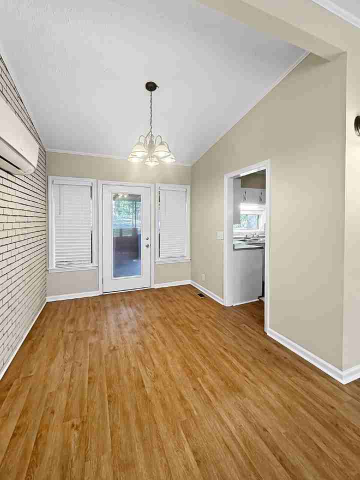 1527 Hollywood Ave - Photo 7 of 15