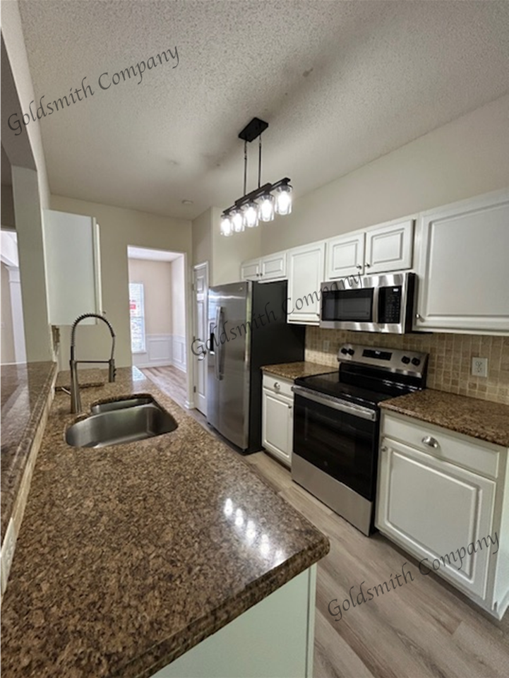 815 Weybourne Drive - Photo 4 of 13