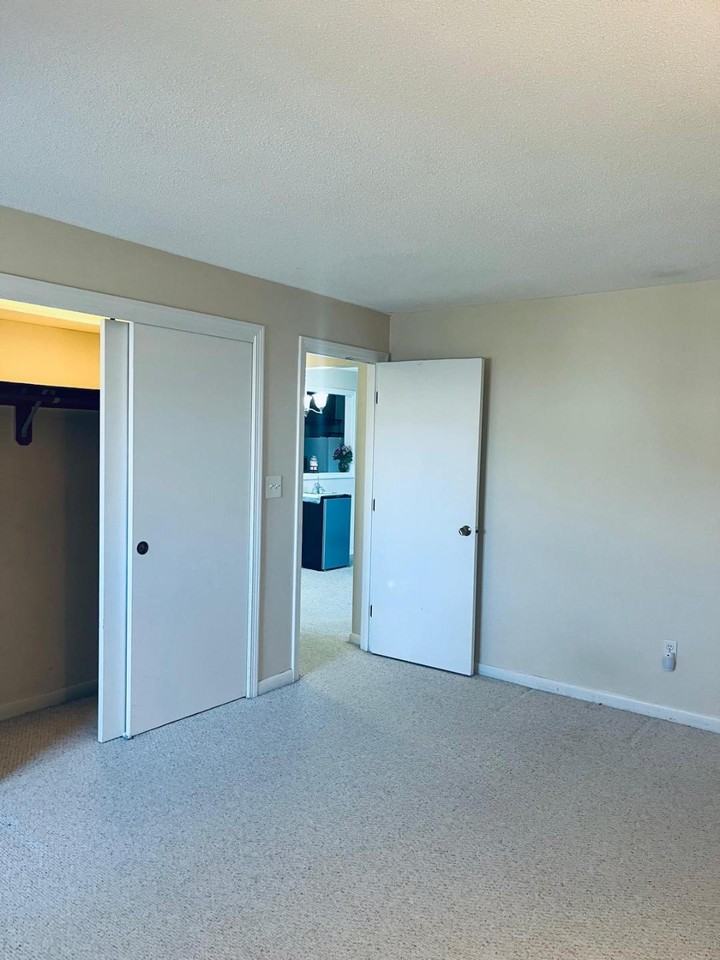 9 Hallmark Gdns #9 - Photo 3 of 10