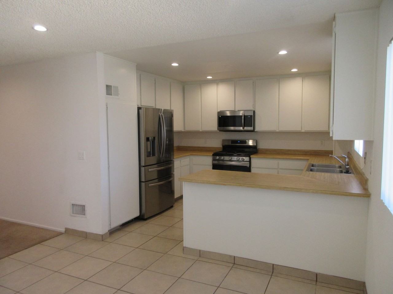 8865 Independence Ave - Photo 4 of 33