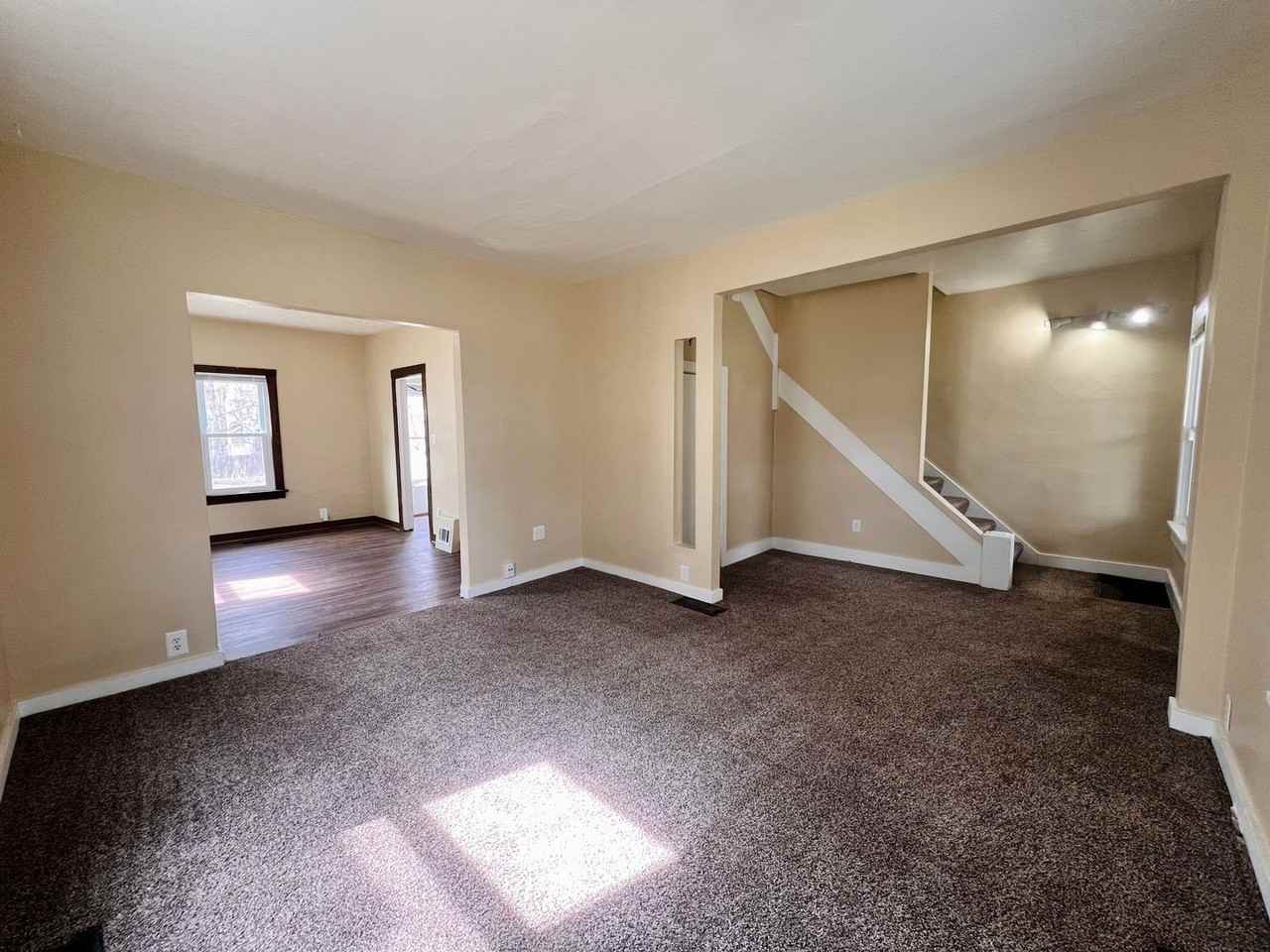 622 Nicholas St - Photo 3 of 15