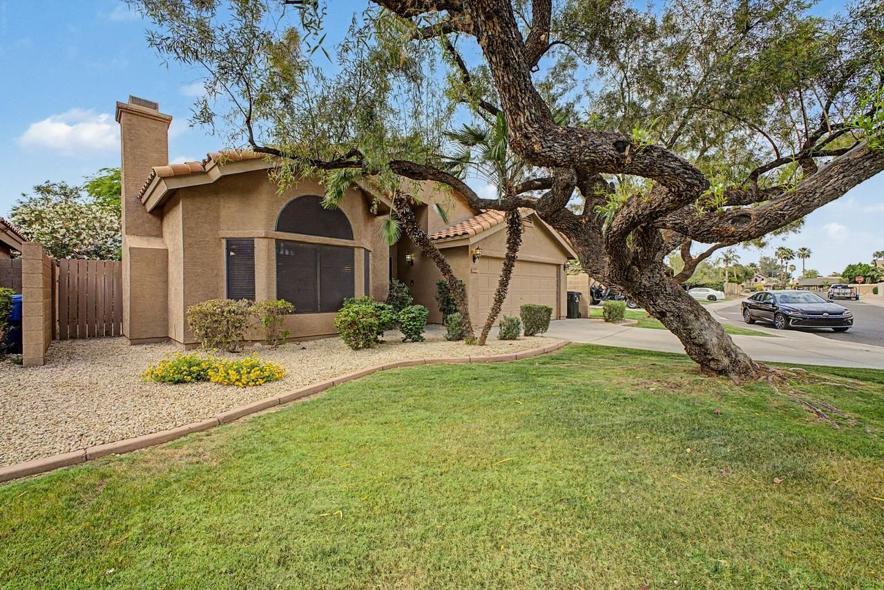 15852 N 50th St - Photo 3 of 31