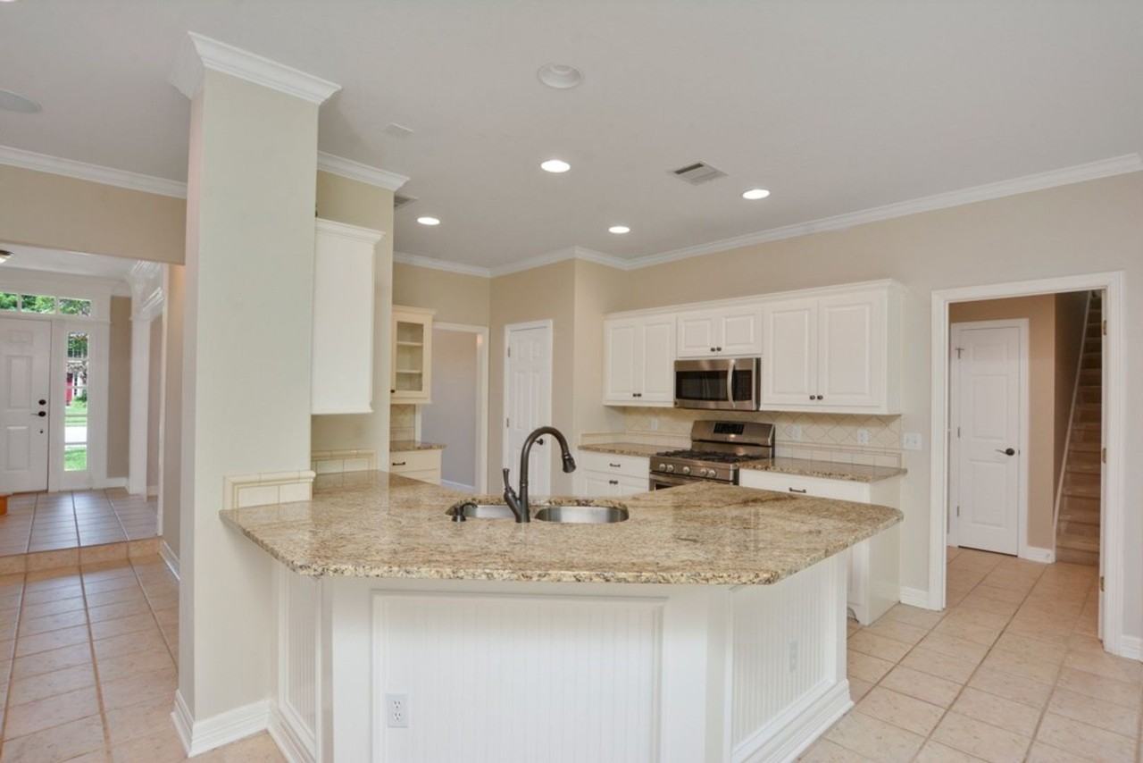 701 Oaklands Dr - Photo 2 of 31