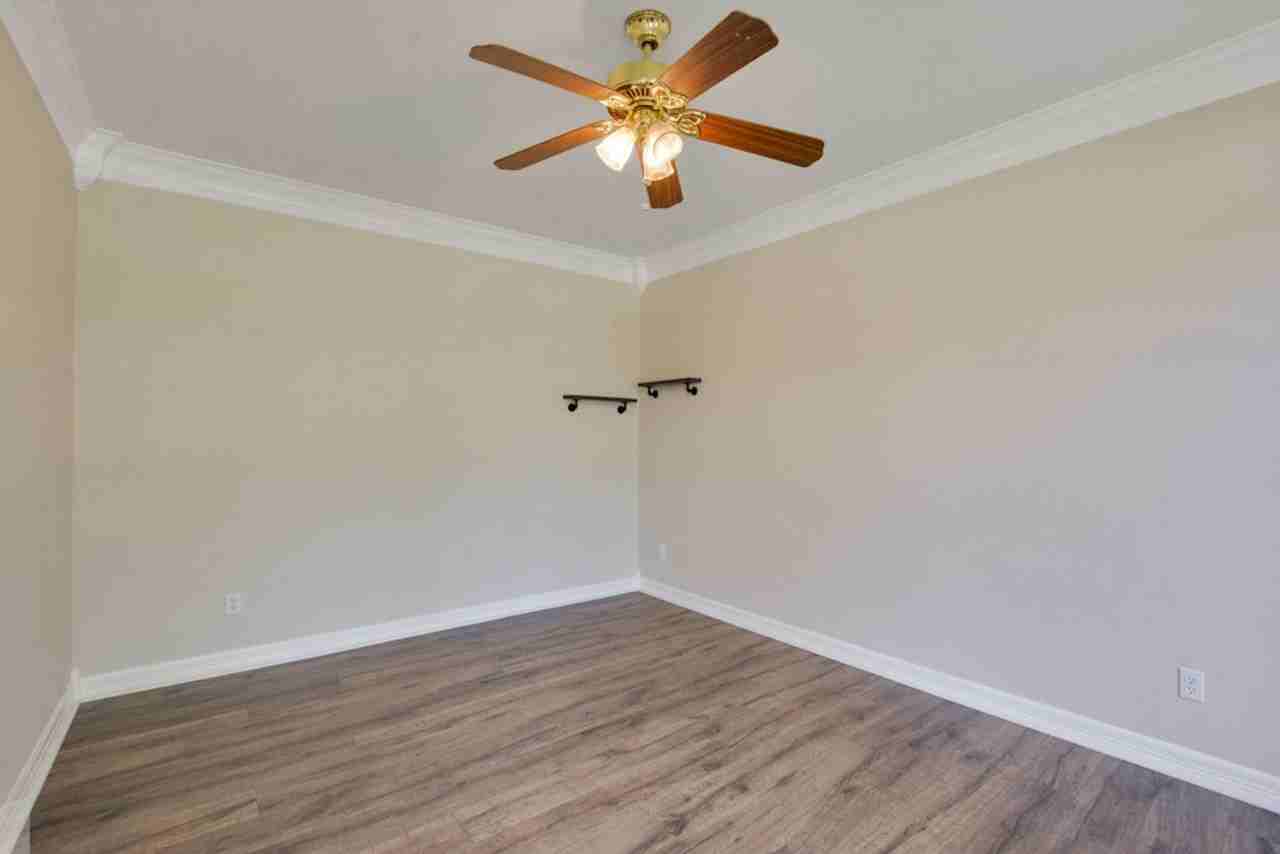 701 Oaklands Dr - Photo 7 of 31
