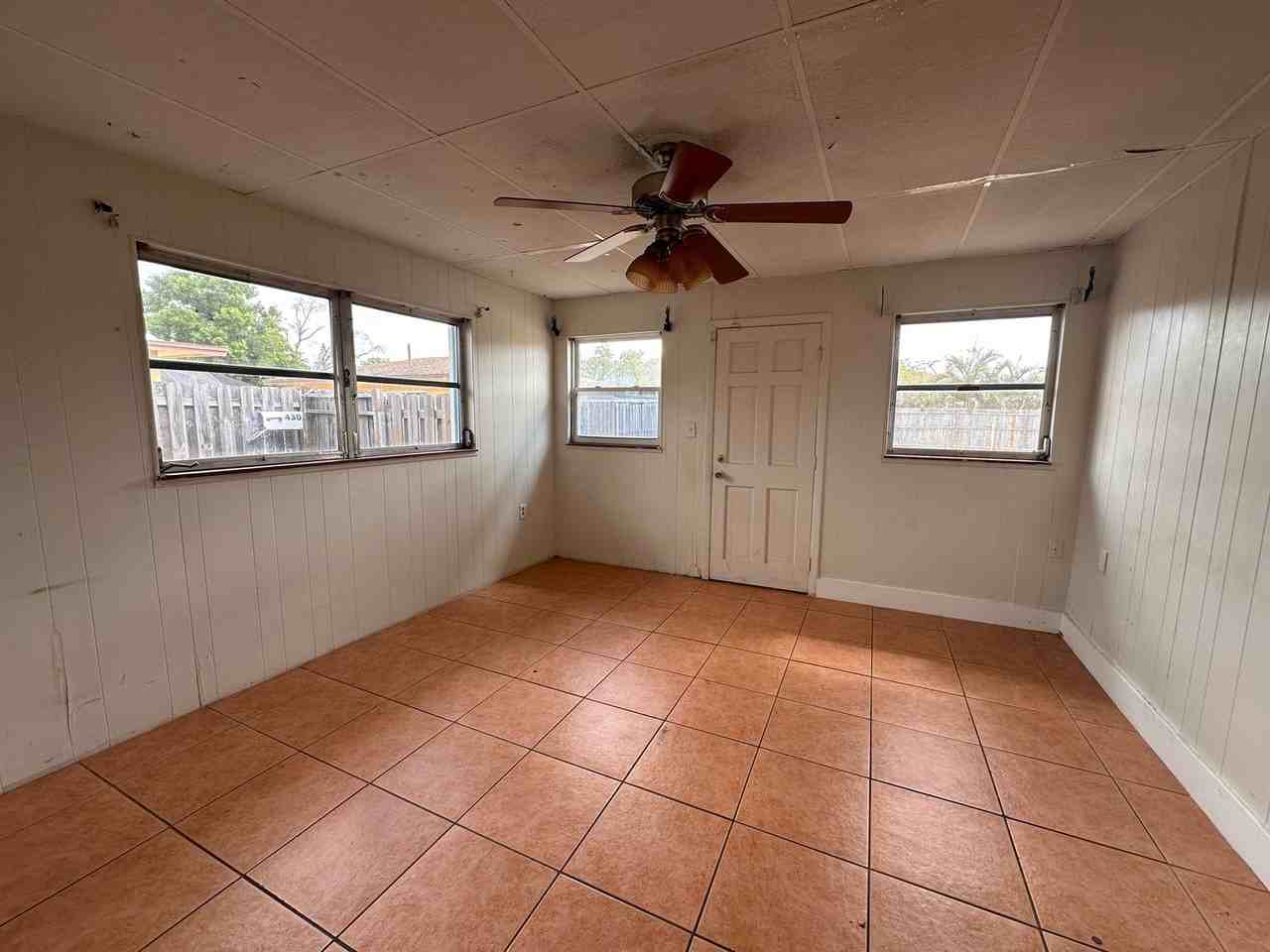 430 N Brink Ave - Photo 3 of 11