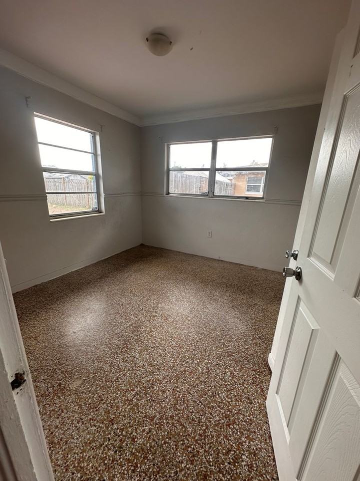 430 N Brink Ave - Photo 5 of 11